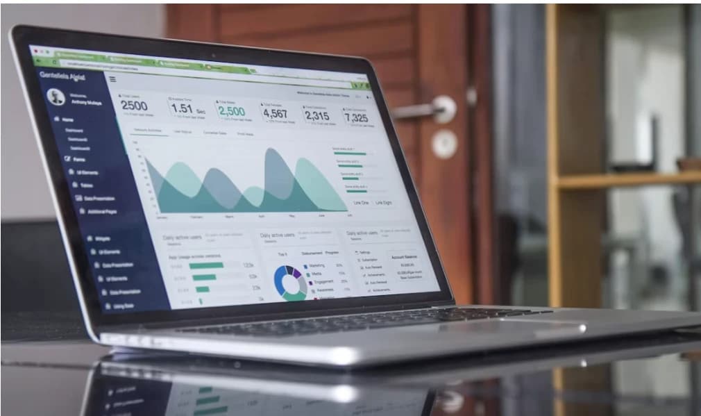 Dashboard do sistema web em um notebook - acompanhe a fábrica de qualquer lugar