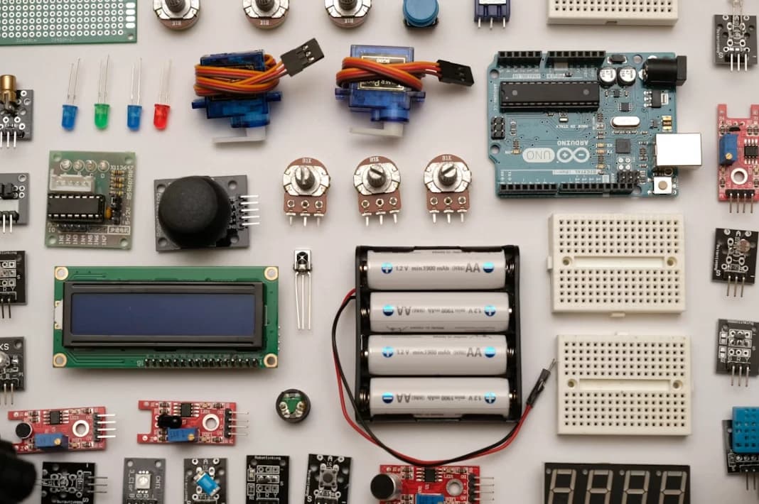Componentes eletrônicos - sensores, microcontroladores e módulos usados pela FABRIM